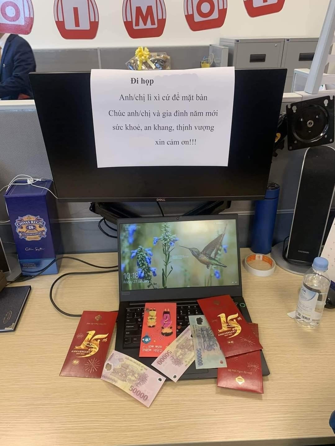 Dù bận họp nhưng không quên nhắc sếp và các đồng nghiệp lì xì.