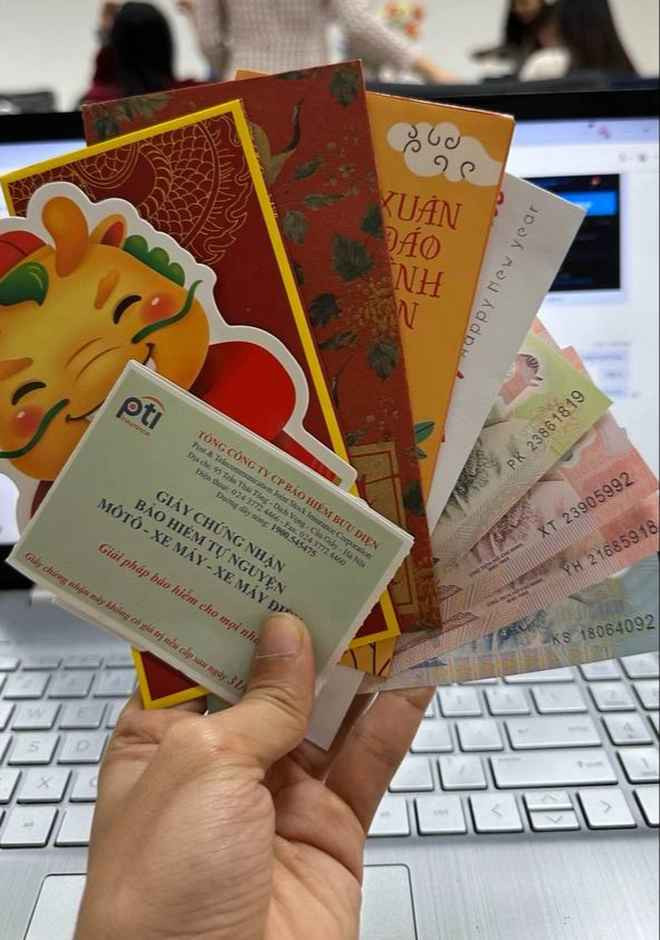 Ngày mùng 6 Tết, nhiều công ty chính thức bước vào ngày đi làm đầu năm nên tình hình trên MXH đang chia thành 2 phe sôi động: Dân mạng khoe lì xì tới tấp hoặc khoe "kiếp nạn" đầu năm theo kiểu vui nhộn, để vực dậy tinh thần đầu năm sau những ngày "xoã tới bến" vừa rồi.