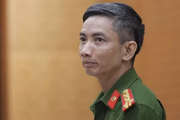 Cuu Tong cuc pho Tong cuc Tinh bao Nguyen Duy Linh bi truy to toi nhan hoi lo