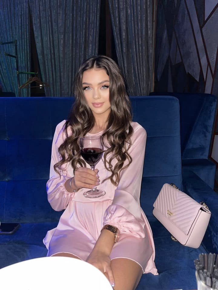 Chuẩn với tư cách 1 siêu mẫu quốc tế, Dianka sở hữu vóc dáng không chê vào đâu được. Cô nàng đẹp từ khuôn mặt cho đến hình thể.