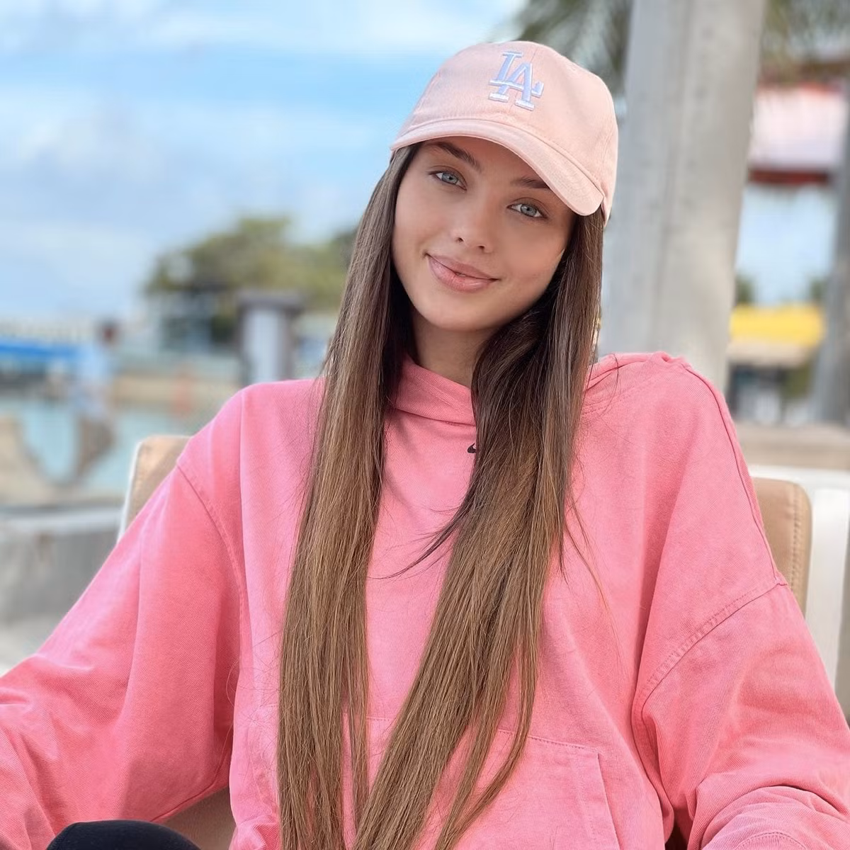 Sau khi tốt nghiệp, Dianka Zakhidova hoạt động trong công ty đào tạo người mẫu Mix Models. Nhờ sở hữu nhan sắc xinh đẹp và vóc dáng đạt chuẩn, cô vợ Tây của Bùi Tiến Dũng trở thành người mẫu quốc tế.