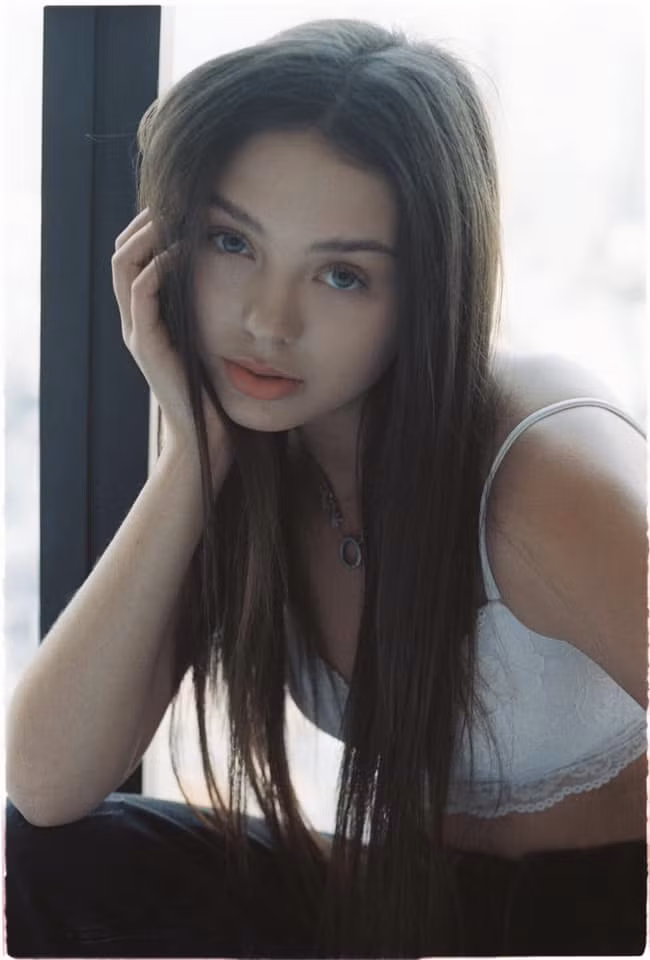 Trong thời gian học tại trường đại học Văn hóa Nghệ thuật Quốc gia Kiev, Dianka Zakhidova từng tham gia vào đội tuyển bóng chuyền nữ của trường.