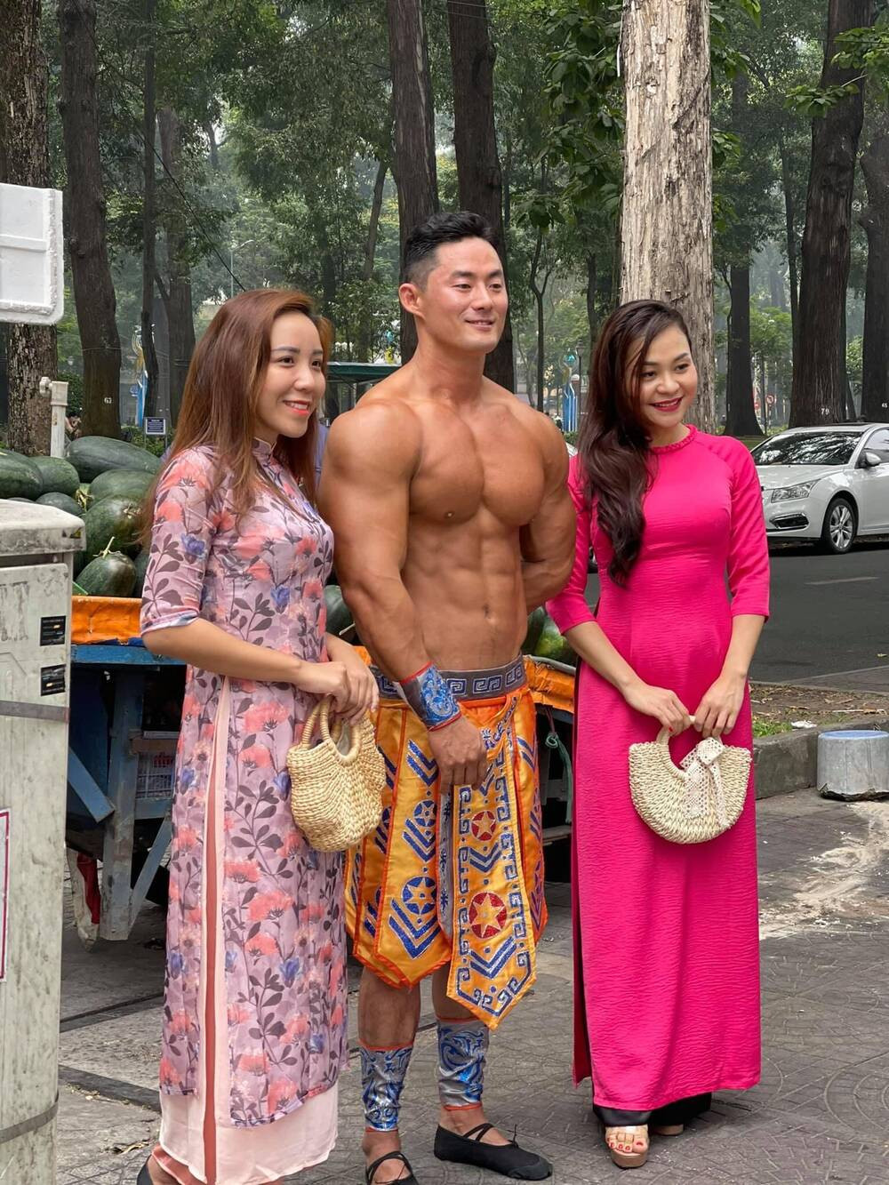 Ngoài ra, nhiều cư dân mạng đã để lại bình luận khen phía dưới bài đăng và hào hứng đoán xem chàng trai này liệu đã có chủ hay chưa.