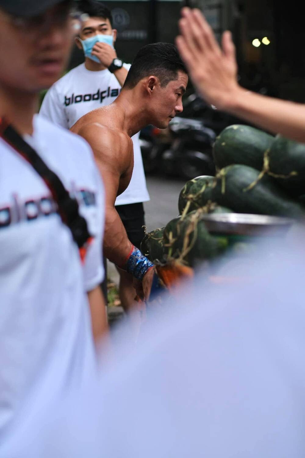 Hiện tại, hình ảnh của chàng trai bán quất vẫn đang được cư dân mạng nhiệt tình chia sẻ và bình luận rôm rả.