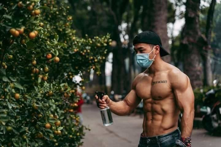 Đến ngay cả hành động ngồi xuống bê chậu quất thôi cũng đủ khiến chị em phải xuýt xoa vì quá đẹp và quyến rũ rồi.