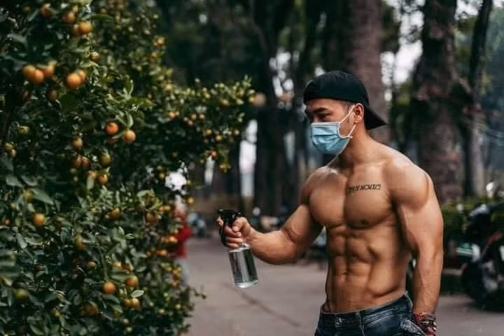 Đến ngay cả hành động ngồi xuống bê chậu quất thôi cũng đủ khiến chị em phải xuýt xoa vì quá đẹp và quyến rũ rồi.