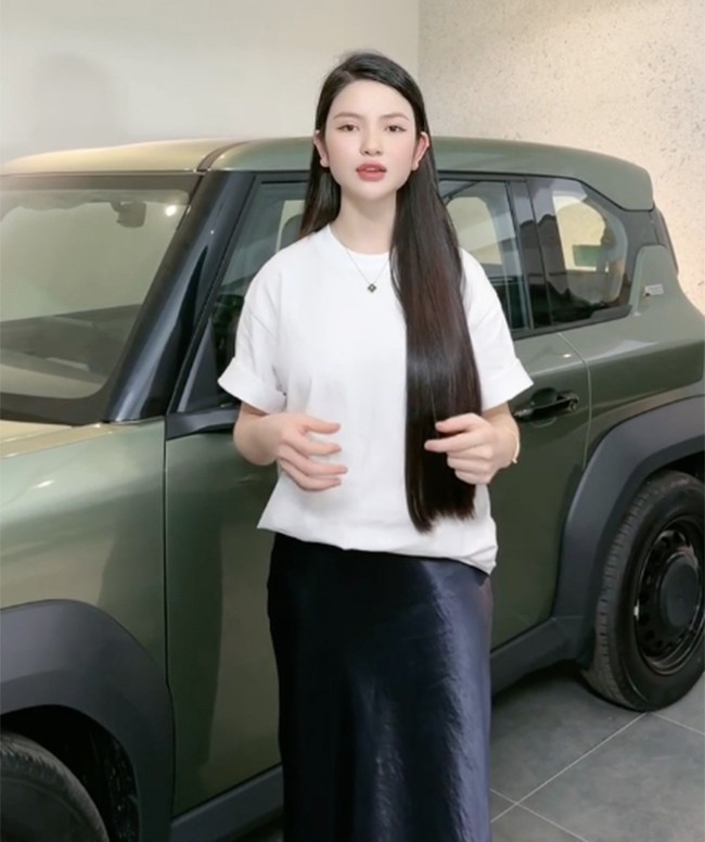 Không chỉ vậy, vợ Quang Hải còn tiếp tục rao bán tài sản cá nhân với mục đích làm từ thiện mùa lũ.