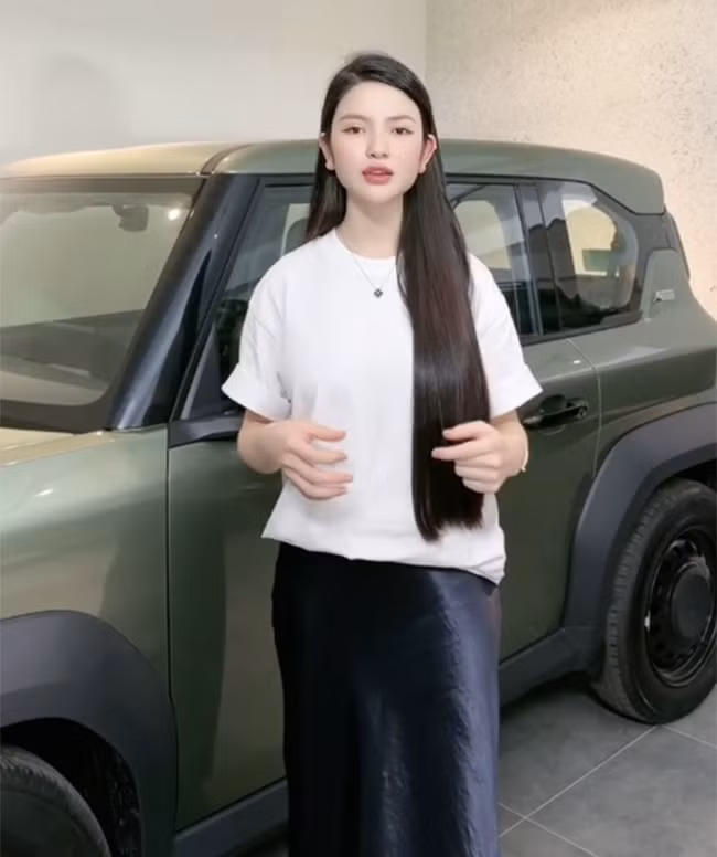 Không chỉ vậy, vợ Quang Hải còn tiếp tục rao bán tài sản cá nhân với mục đích làm từ thiện mùa lũ.