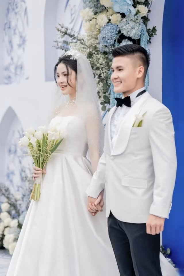 Còn Chu Thanh Huyền, cô nàng lui về phía sau để lo cho quý tử sinh năm Rồng và buôn bán kinh doanh online.