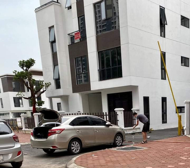 Theo người đăng bài chia sẻ, chủ chiếc Vios này thường xuyên đỗ xe chiếm lòng đường, gây cản trở giao thông. Đỉnh điểm là vào ngày hôm qua (7/9), chiếc xe này đã khiến khu vực quanh đây tắc gần 1 tiếng đồng hồ.