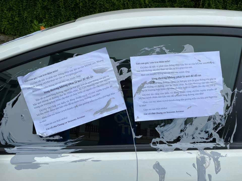 Dưới bài viết của nickname D.T.M, nhiều thành viên để lại bình luận, điển hình như nickname N.L.K.L có viết: "Nói đi nói lại thì các bác phải nghĩ 2 phía. Như nhà em mặt đường. Rộng hơn 20m mà không chen nổi cái xe máy ra vào. Bãi xe cách 50m không gửi. Cửa nhà mình không để để cửa nhà người khác! Thì thử hỏi ai mà chịu cho được".