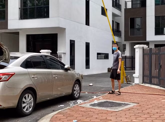 Sáng hôm nay (8/9), khi quay lại lấy ô tô, chủ xe không khỏi ngẩn ngơ vì cảnh tượng trước mắt. Kính trước của xe đã bị ai đó dán đầy băng vệ sinh như một hành động "dằn mặt".