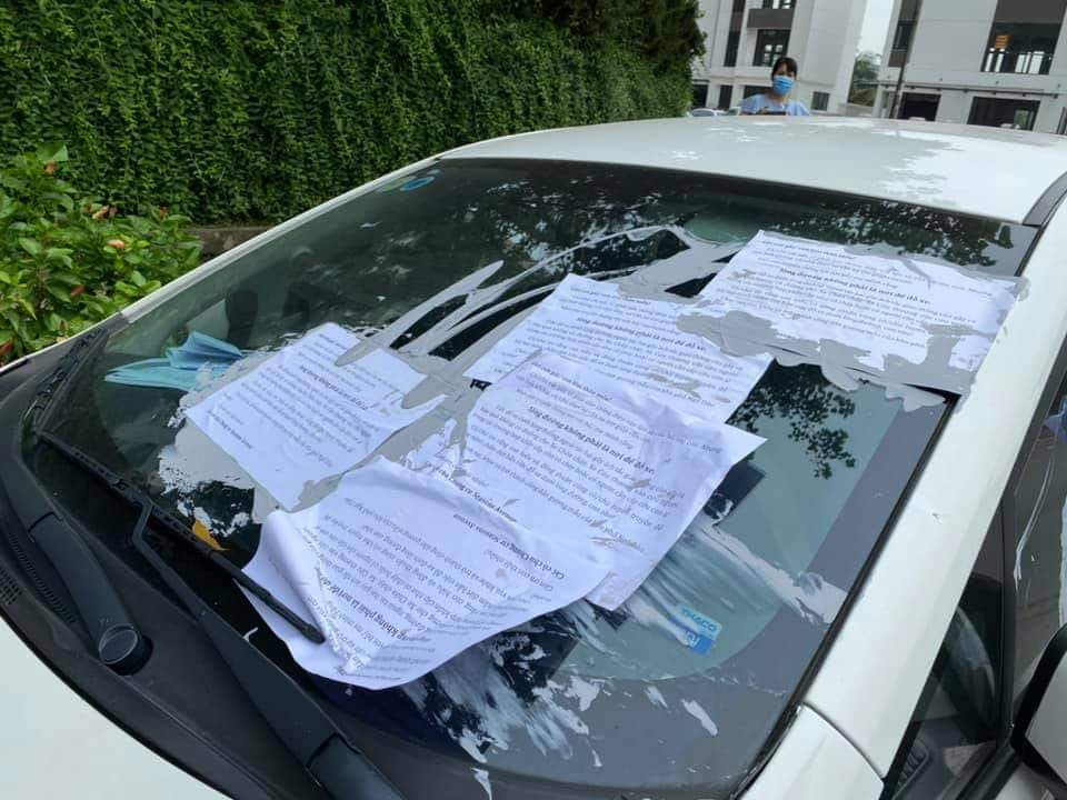 Cụ thể, nickname D.T.M có viết: "Tất nhiên là có biển cấm đỗ, nhưng hành động này em nghĩ cần phải bị truy tố để có tính răn đe trong xã hội nhỉ? Đây chỉ là đường đi khu đô thị mới chứ ko phải phố buôn bán mà gần chục xe bị chơi!".