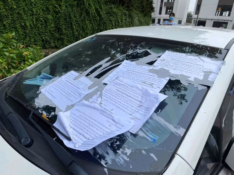 Cụ thể, nickname D.T.M có viết: "Tất nhiên là có biển cấm đỗ, nhưng hành động này em nghĩ cần phải bị truy tố để có tính răn đe trong xã hội nhỉ? Đây chỉ là đường đi khu đô thị mới chứ ko phải phố buôn bán mà gần chục xe bị chơi!".