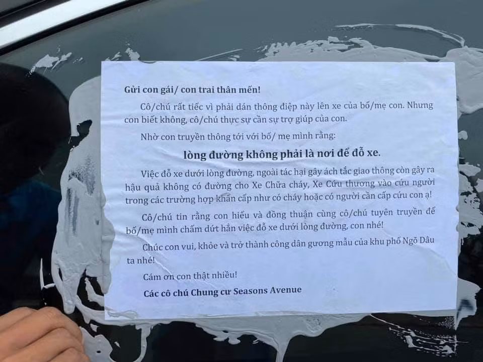 Nội dung mẫu giấy gửi tới các tài xế đỗ xe lấn chiếm lòng đường vỉa hè tại một khu chung cư.