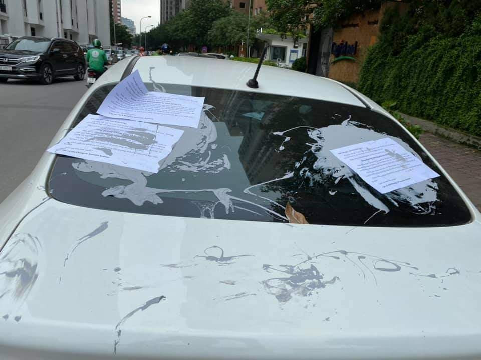 Đi kèm với bài viết, nickname D.T.M đăng tải loạt ảnh ghi lại cảnh những chiếc xe bị bôi bẩn bằng 1 chất màu ghi và phía trên kính xe đều có những mảnh giấy với nội dụng nhắn gửi "đanh thép".