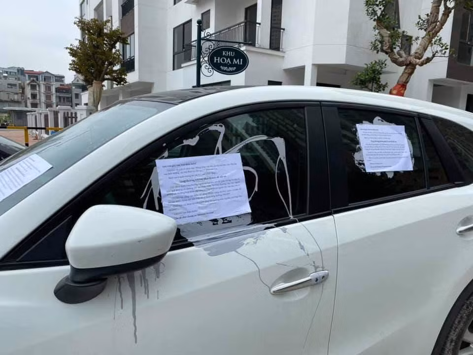 Ngay sau đó, trên diễn đàn OFFB, thành viên D.T.M có đăng tải loạt ảnh đỗ xe sai quy định nên bị dán giấy gây chú ý CĐM.