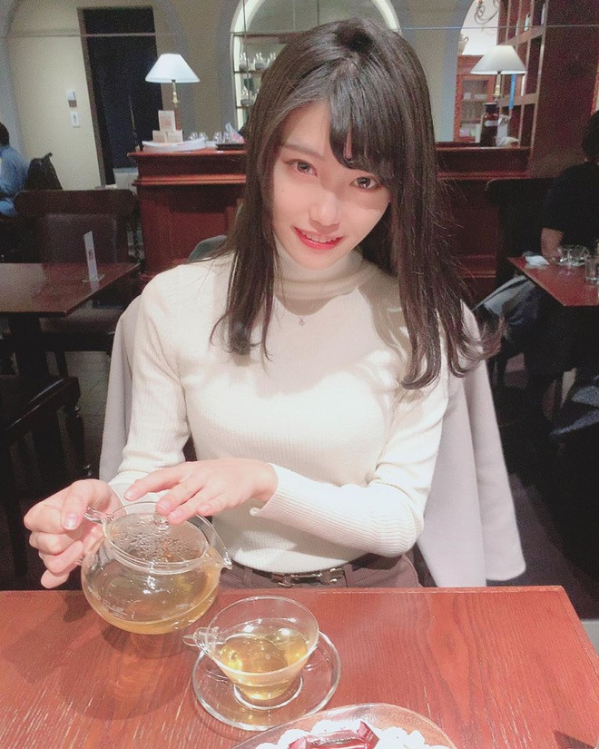 Cả Masyuro và Momo đều có gương mặt thon gọn, nụ cười tươi tắn và kiểu tóc khá tương đồng. Momo cũng là thành viên người Nhật Bản của nhóm nhạc đình đám Hàn Quốc.