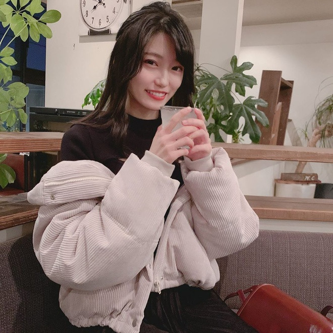 Trong một số góc chụp, gương mặt hot girl kỹ sư còn được nhận xét giống Momo (phải) - thành viên nhóm nhạc TWICE.