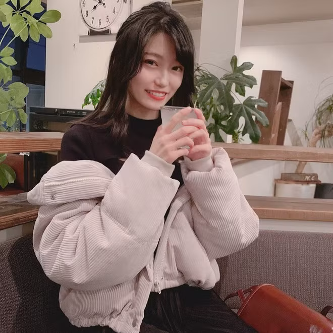 Trong một số góc chụp, gương mặt hot girl kỹ sư còn được nhận xét giống Momo (phải) - thành viên nhóm nhạc TWICE.