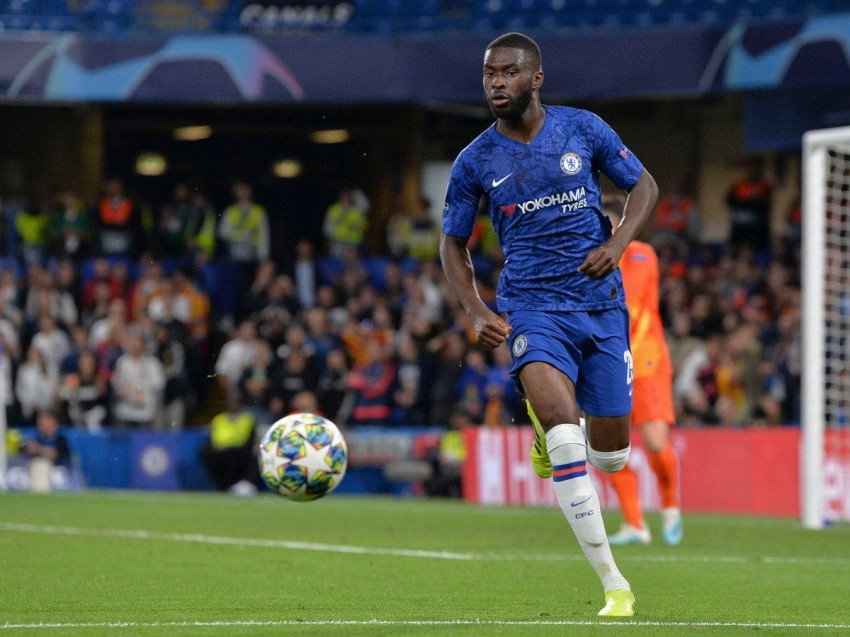 Everton được cho là sắp hoàn tất thỏa thuận chiêu mộ trung vệ Fikayo Tomori của Chelsea theo dạng cho mượn kéo dài một mùa giải.
