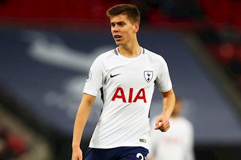Trên trang chủ, Tottenham thông báo đã gia hạn hợp đồng với Juan Foyth đến năm 2023, đồng thời gửi cầu thủ này sang Villarreal theo dạng cho mượn đến hết mùa giải 2020/21. "Gà trống" được cho là sẽ chấp nhận bán đứt hậu vệ người Argentina vào hè 2021 nếu đại diện La Liga yêu cầu với mức phí 15 triệu euro.