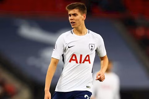 Trên trang chủ, Tottenham thông báo đã gia hạn hợp đồng với Juan Foyth đến năm 2023, đồng thời gửi cầu thủ này sang Villarreal theo dạng cho mượn đến hết mùa giải 2020/21. "Gà trống" được cho là sẽ chấp nhận bán đứt hậu vệ người Argentina vào hè 2021 nếu đại diện La Liga yêu cầu với mức phí 15 triệu euro.