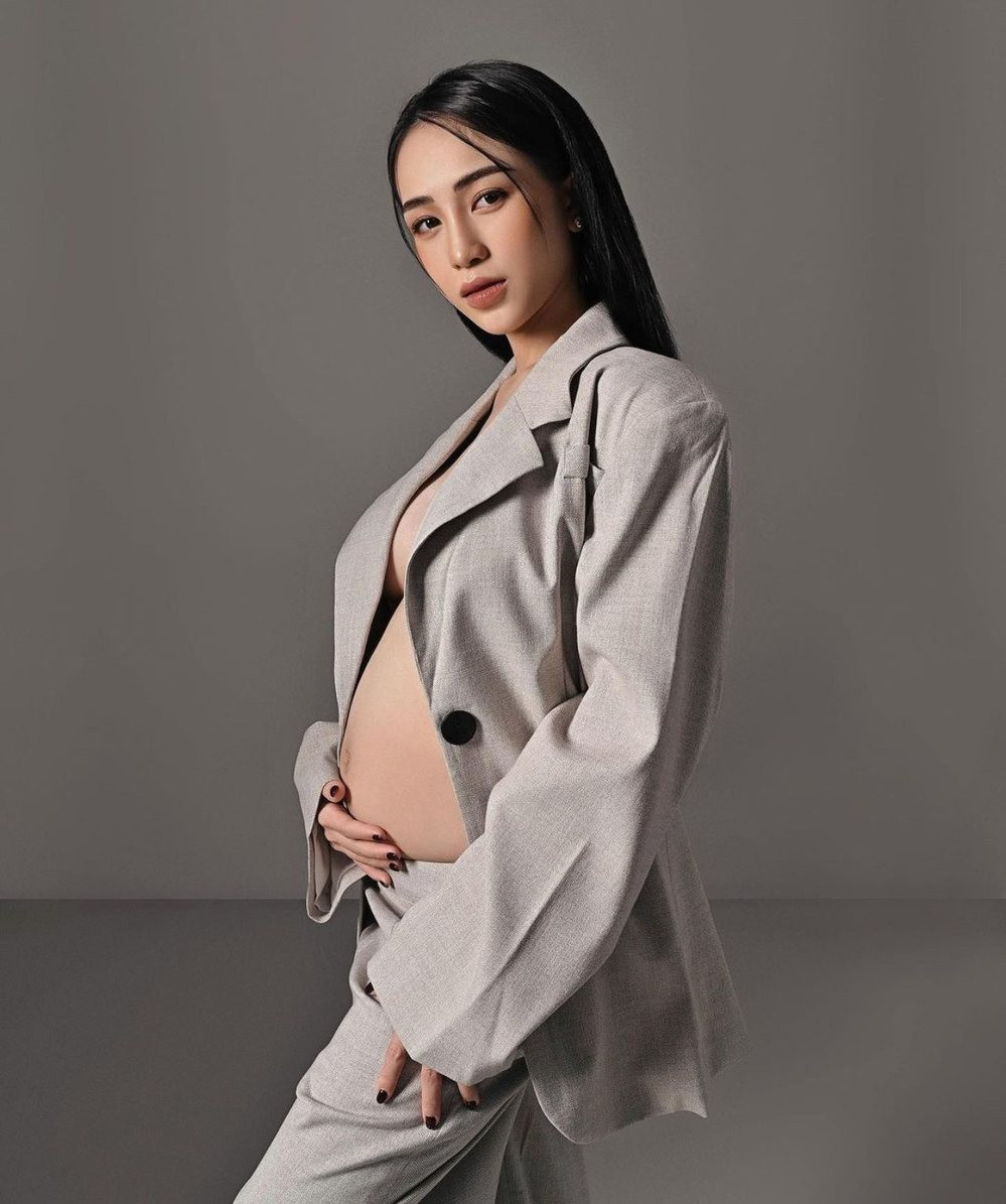 Là mẹ bầu trendy nhất nhì showbiz Việt, Joyce Phạm lần nào lên đồ chụp riêng cũng vô cùng chất chơi. Cô không ngần ngại diện những trang phục cắt hở hay ôm sát khoe từng đường cong thiêng liêng.