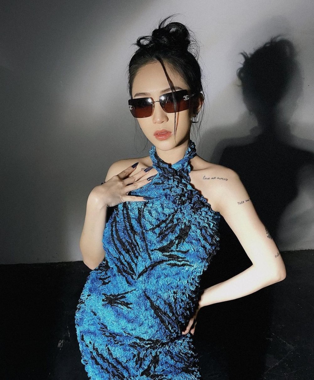 Joyce Phạm lựa chọn kiểu dáng áo thun hai dây bản to ôm sát, diện quần ống loe và đi giày cao. Các phụ kiện đi kèm bắt mắt cùng layout make up lung linh, người đẹp sinh năm 1999 khiến cộng đồng mạng đứng ngồi không yên.