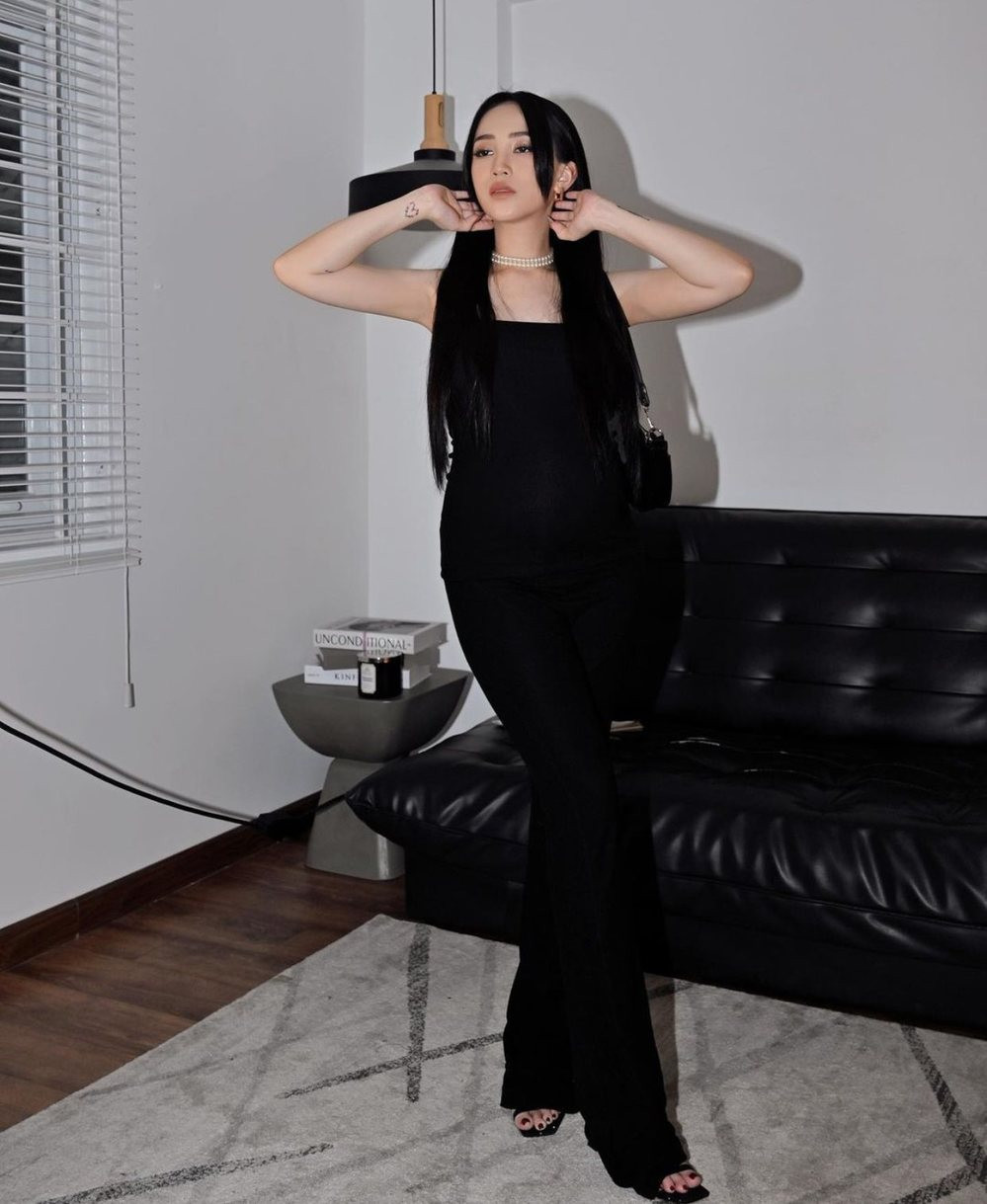 Cận những ngày sinh con thứ 2, dù bầu vượt mặt, ái nữ nhà Minh Nhựa vẫn chăm lên đồ để ghi lại loạt khoảnh khắc kỷ niệm. Cụ thể mới đây, Joyce Phạm lại chiêu đãi dân tình bộ ảnh "chất như nước cất" với nguyên cây đen từ đầu đến chân.