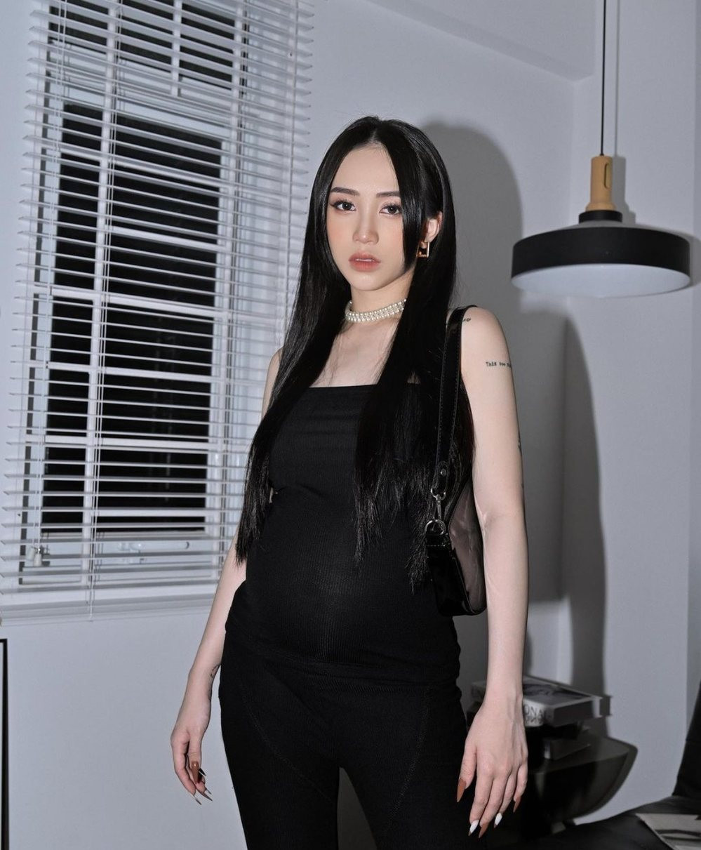 Nếu theo dõi trang cá nhân của Joyce Phạm, netizen còn "soi" được mỗi lần chụp một mình cô nàng thường diện đồ "chặt chém" nhưng khi chung khung hình cùng con trai lại hóa công chúa dịu dàng.