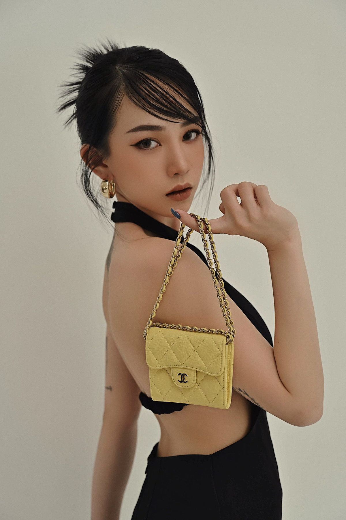 Theo đó, fan đồn đoán Joyce Phạm muốn khung ảnh với con trai luôn đơn giản nhẹ nhàng. Đơn cử trong đó chính là outfit người đẹp mặc tại tiệc sinh nhật con trai lúc 1 tuổi và cả lúc 2 tuổi đều diện concept tương tự.