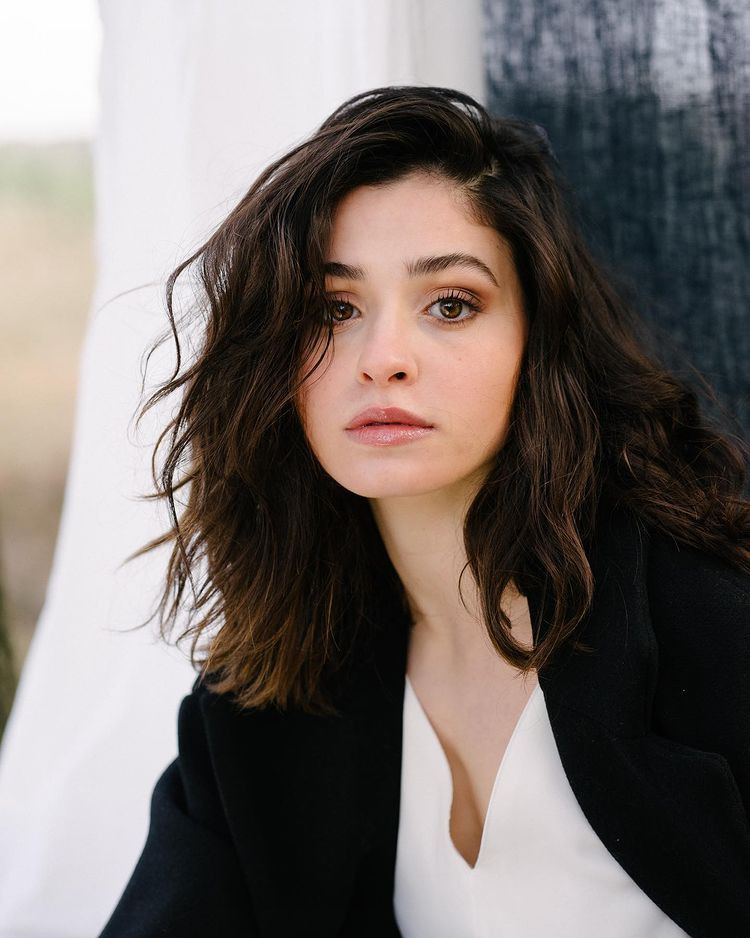 Năm 2015, Mardini và chị gái liều mạng trốn khỏi Syria do chiến tranh khốc liệt. Khi chiếc thuyền chở mình cùng 20 người tị nạn khác chết máy giữa biển, hai chị em không ngại nhảy xuống nước đẩy thuyền trong gần 4 tiếng đồng hồ.