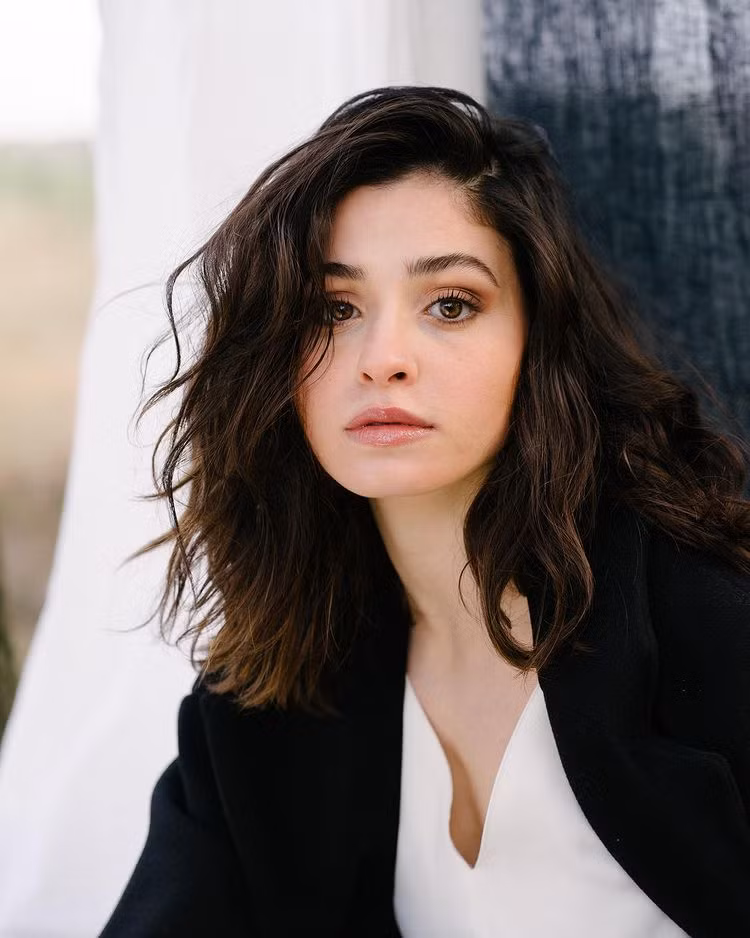 Năm 2015, Mardini và chị gái liều mạng trốn khỏi Syria do chiến tranh khốc liệt. Khi chiếc thuyền chở mình cùng 20 người tị nạn khác chết máy giữa biển, hai chị em không ngại nhảy xuống nước đẩy thuyền trong gần 4 tiếng đồng hồ.