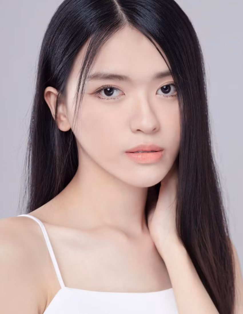 Quincy Lê sinh ra và lớn lên tại TP Hồ Chí Minh. Người đẹp sinh năm 2001 hiện đang học tập và sinh sống tại Mỹ, cùng gia đình.