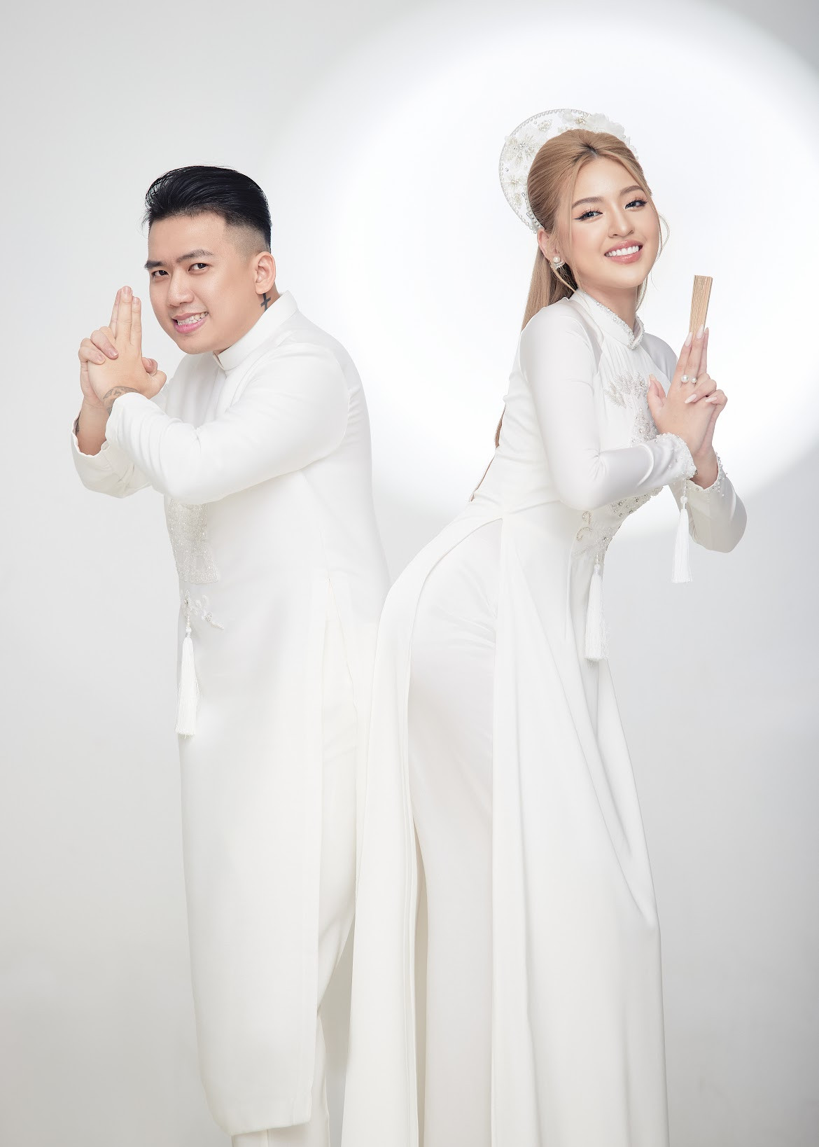 Trong một clip hậu trường, dân mạng cũng soi ra được Trần Thanh Tâm chọn chồng rất cùng "tần số" với cô. Bởi anh chàng không ngại nhảy đu trend, cũng như làm những hành động "vô tri" cùng vợ.