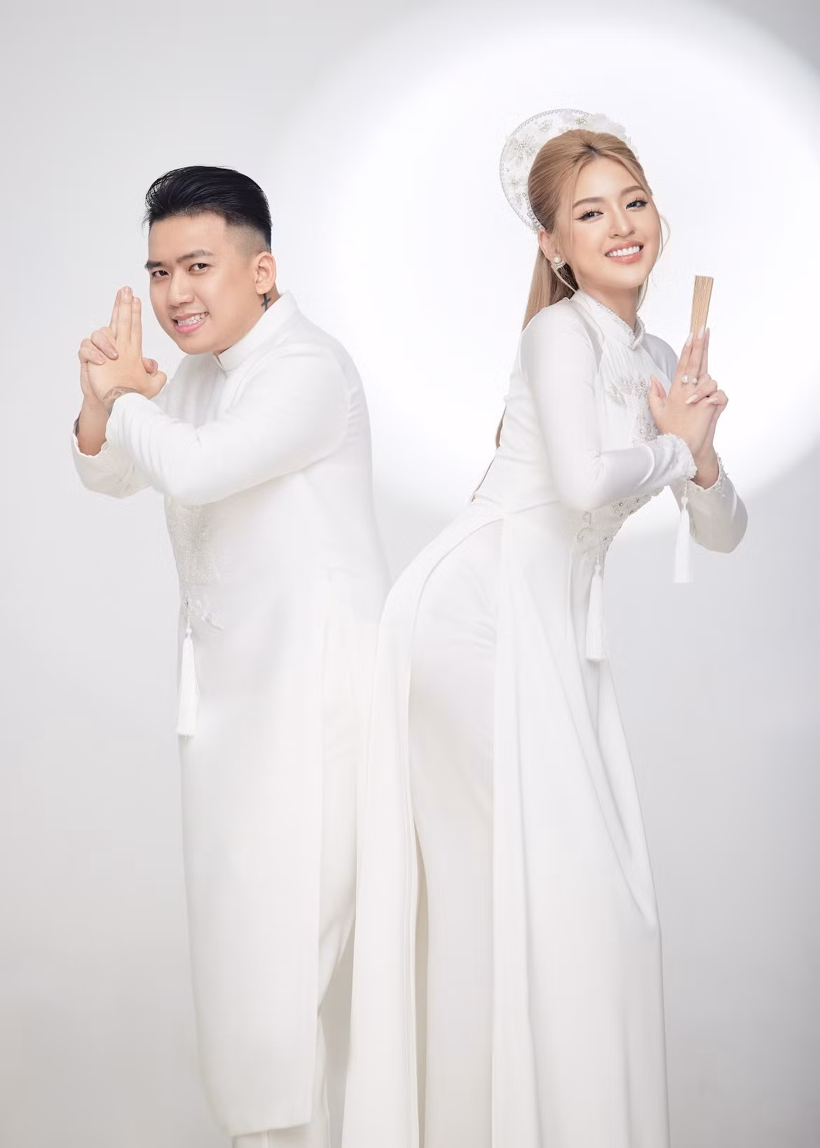 Trong một clip hậu trường, dân mạng cũng soi ra được Trần Thanh Tâm chọn chồng rất cùng "tần số" với cô. Bởi anh chàng không ngại nhảy đu trend, cũng như làm những hành động "vô tri" cùng vợ.