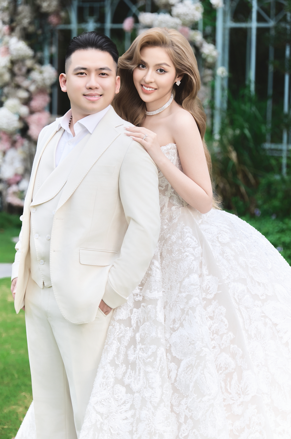 Đáp trả, Trần Thanh Tâm khẳng định chồng muốn cô nàng đi giày cao gót, không thích để phải đi dép bệt. Thậm chí, nam CEO còn muốn Trần Thanh Tâm đi giày cao 15 phân, nhưng cô đã lựa chọn giày chỉ cao 5 phân.