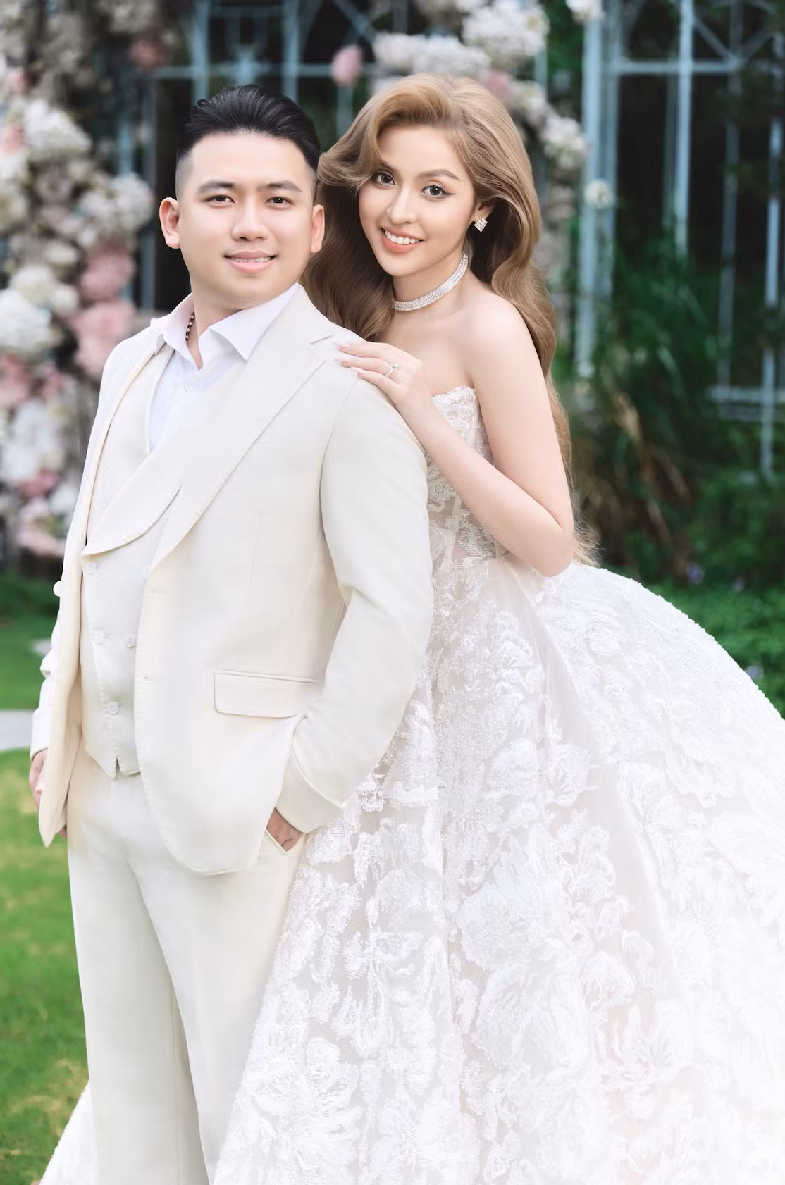 Đáp trả, Trần Thanh Tâm khẳng định chồng muốn cô nàng đi giày cao gót, không thích để phải đi dép bệt. Thậm chí, nam CEO còn muốn Trần Thanh Tâm đi giày cao 15 phân, nhưng cô đã lựa chọn giày chỉ cao 5 phân.