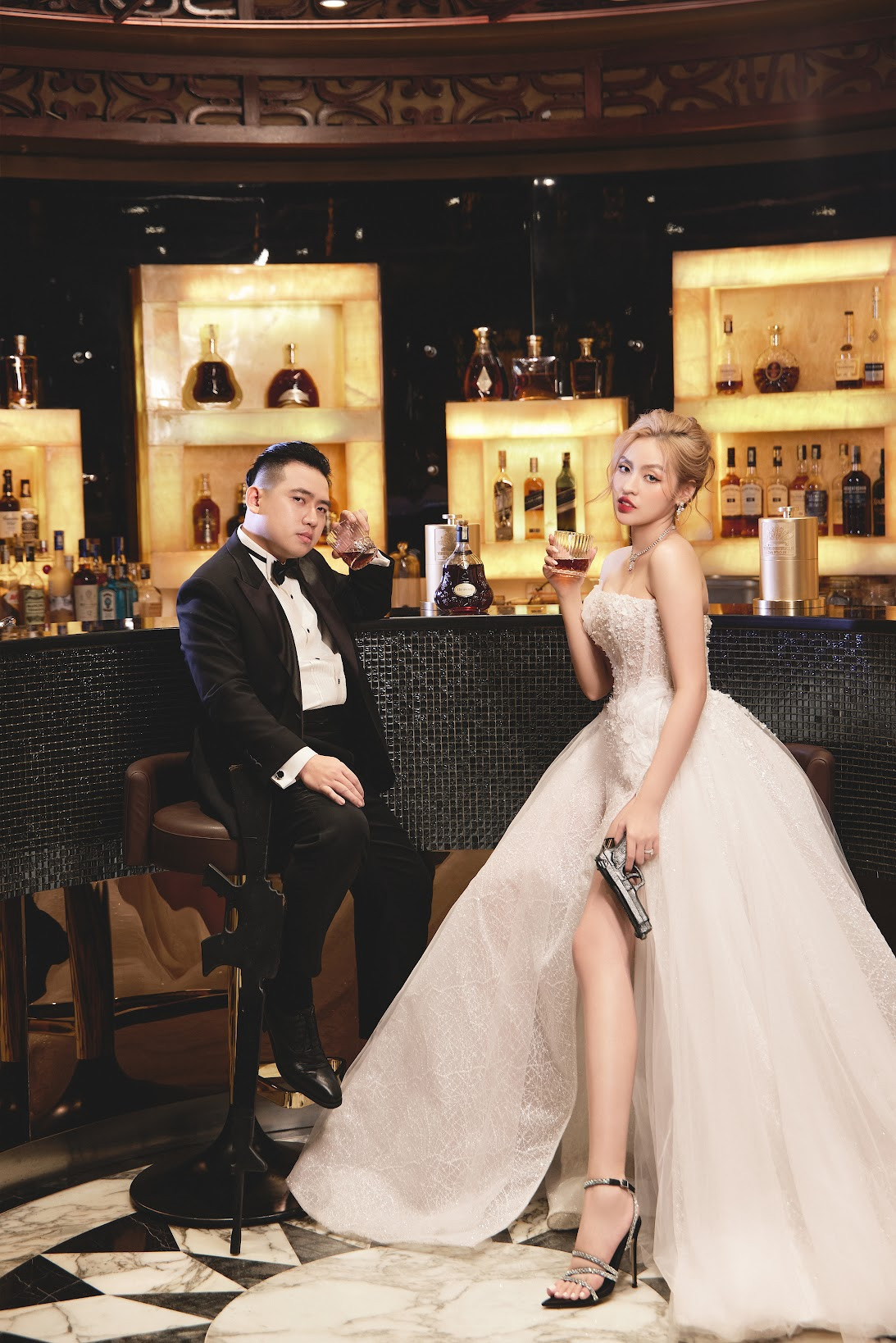 Thậm chí, Trần Thanh Tâm còn chẳng ngại "dìm hàng" chồng khi nhiều tấm hình còn trông cao hẳn chồng sắp cưới.