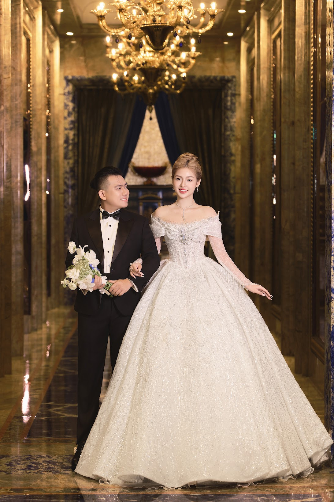 Cộng thêm việc Trần Thanh Tâm đi đôi giày cao gót, nên khi đứng cạnh ông xã CEO, trông cô như người "khổng lồ".