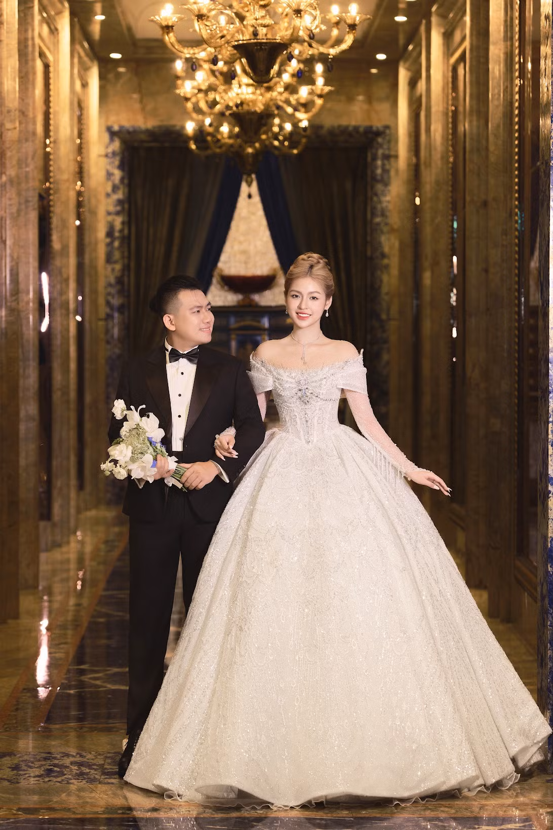 Cộng thêm việc Trần Thanh Tâm đi đôi giày cao gót, nên khi đứng cạnh ông xã CEO, trông cô như người "khổng lồ".