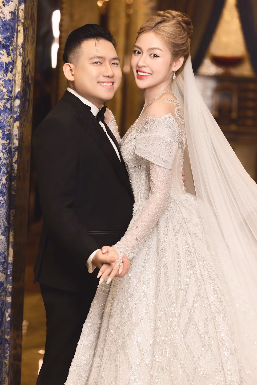 Trước khi bộ ảnh cưới này tung ra, netizen từng chê trách "hot girl trứng rán" dìm hàng chồng, biết chồng thấp mà còn cố tình đi giày cao gót.