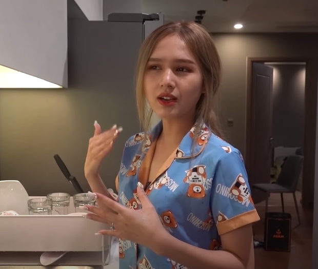 Gây ấn tượng nhất chính là mặt mộc của hot girl Instagram. Dù không có mỹ phẩm hỗ trợ, Xoài Non vẫn sở hữu làn da trắng sáng, mịn màng dù quanh mắt có chút quầng thâm.