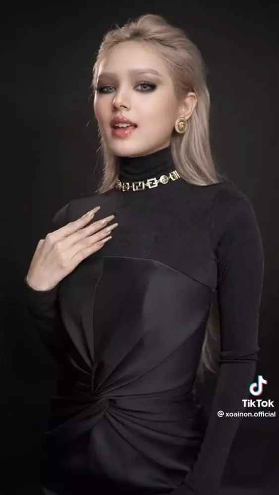 Hơn nữa, netizen cũng đánh giá Xoài Non còn kém cạnh Quỳnh Thi - nữ beauty blogger Việt Nam hiện dẫn đầu màn "đu trend" biến hình trên TikTok.