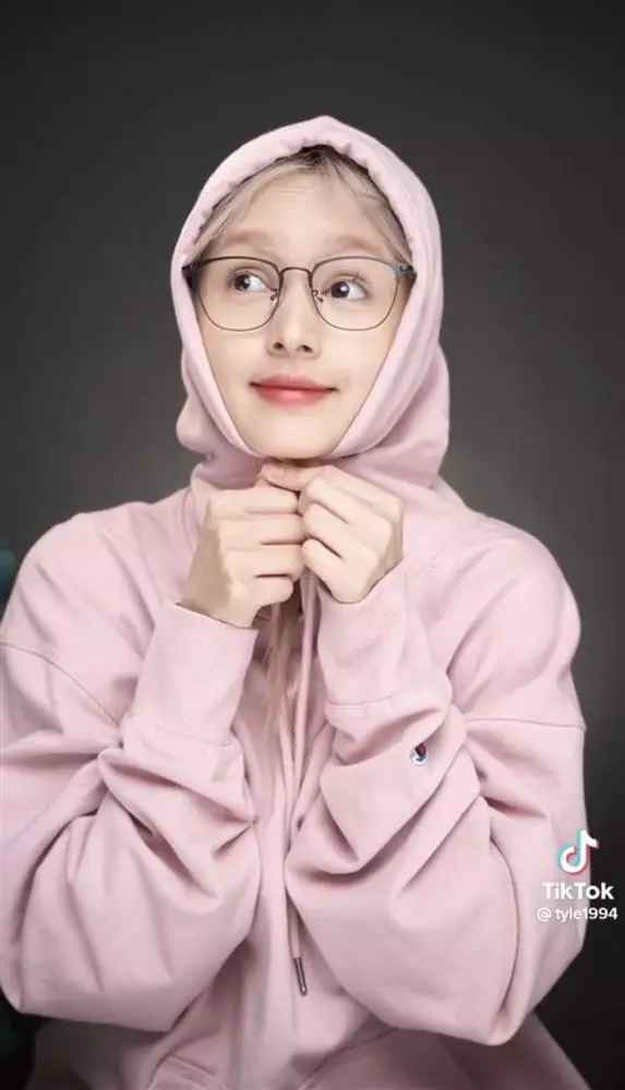 Khi không son phấn, hot girl Xoài Non được khen cho làn da mặt trắng sáng, không tỳ vết. Đồng thời, những đường nét hài hòa trên gương mặt cũng giúp vợ Xemesis thêm điểm cộng.