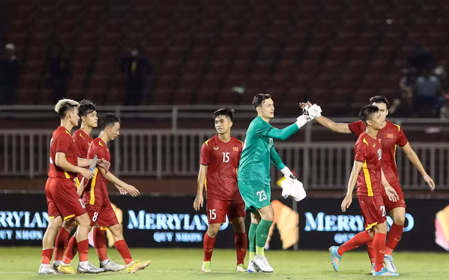 Thang An Do, doi tuyen Viet Nam nang cup vo dich giai Tam hung-Hinh-11