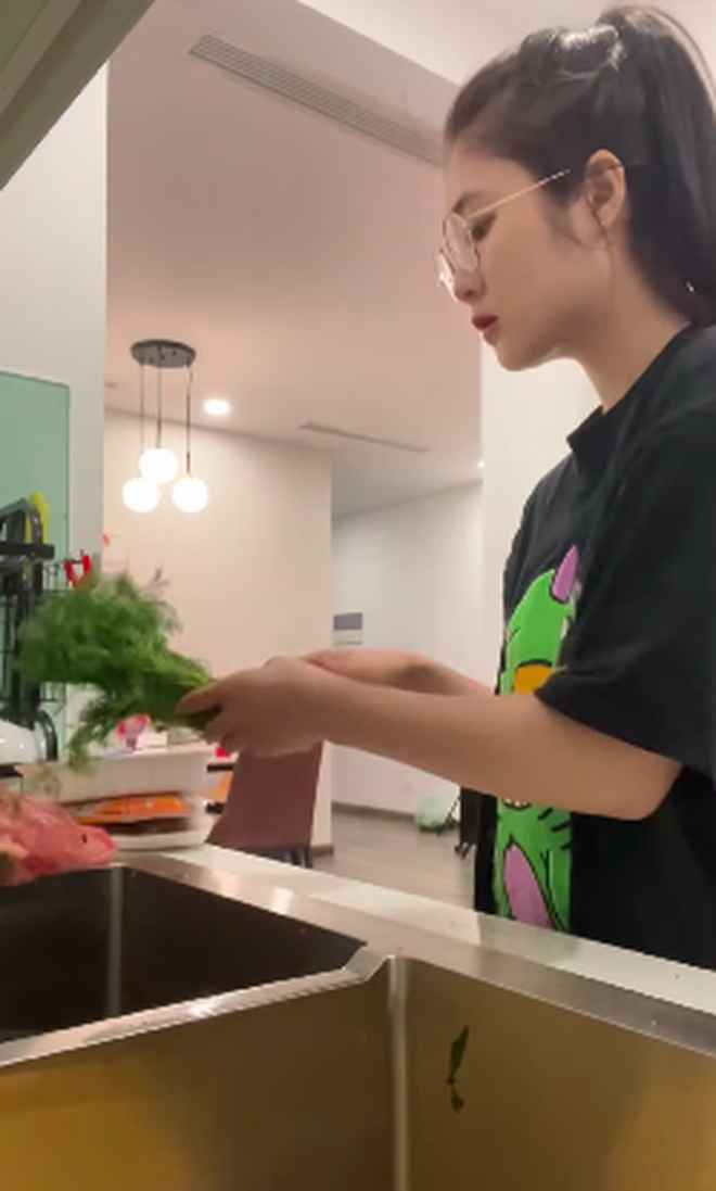 Gần nhất, hot girl TikTok gốc Thanh Hoá khiến người xem bất ngờ khi trải lòng một ngày nhàn rỗi với những sở thích cá nhân “nữ tính" như: chăm sóc da, dọn dẹp nhà cửa và đặc biệt là nấu ăn.