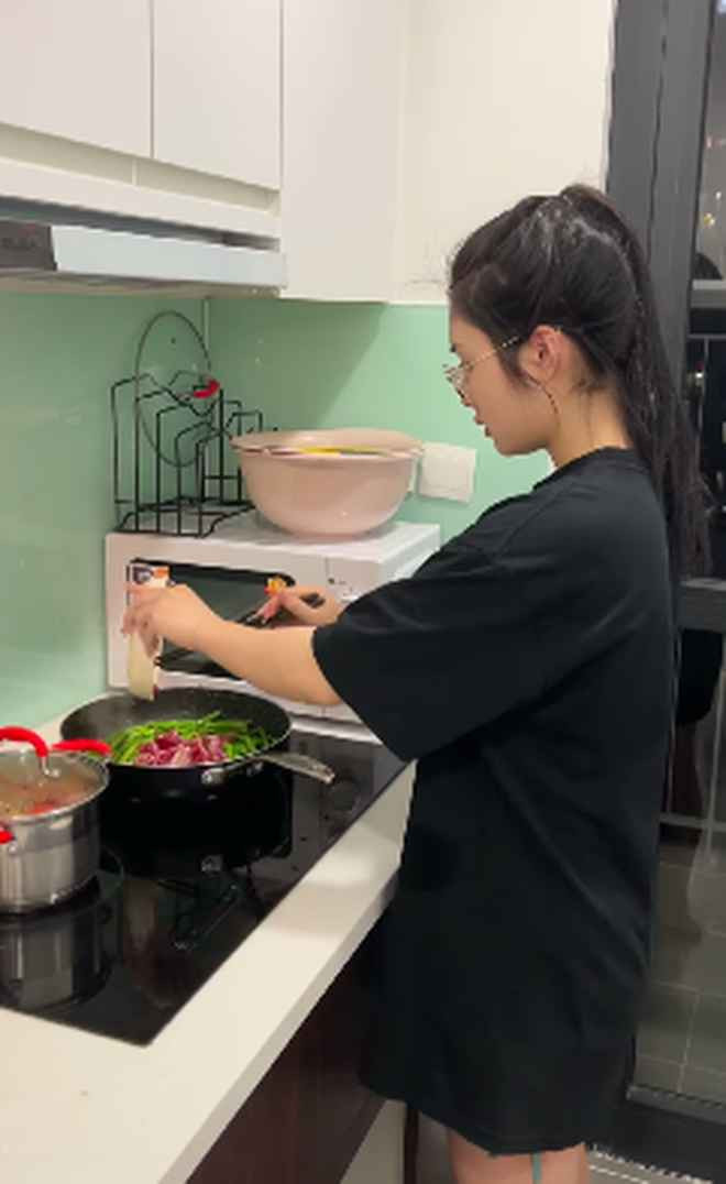 Nói đi cũng phải nói lại, kể từ khi nổi tiếng TikToker Quỳnh Alee cũng đã có nhiều thay đổi trong định hướng xây dựng hình ảnh của mình với tinh thần tích cực và “thân thiện" với cộng đồng hơn.