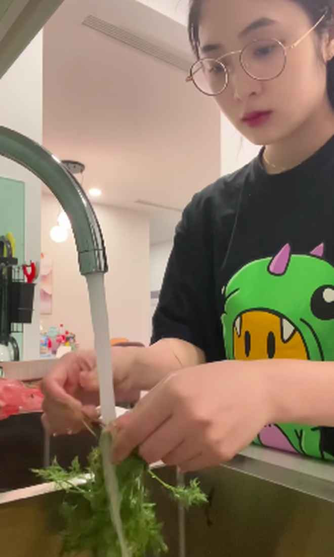 Quỳnh Alee cũng tích cực chia sẻ cuộc sống cá nhân gần gũi chứ không đơn thuần là cố tình gây sự chú ý của những “content" trước đây.